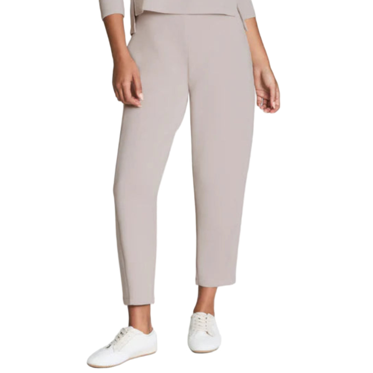 Woman wearing a light gray pants