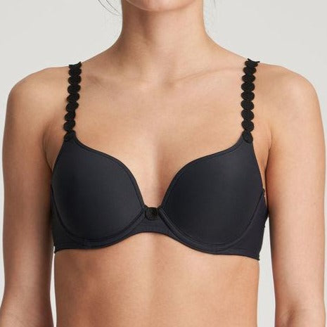 A padded bra with heart-shaped cups. The cups offer excellent coverage at the top. The bra is cut high on the upper cups and then plunges into a deep neckline between the breasts. The sheer tulle on the back is cut straight. The straps can be worn over the shoulders or around the neck. Charcoal is a soft dark-grey hue and a great alternative to black. Style: 0120826CHB 