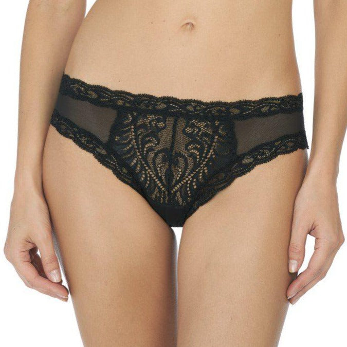 Natori 753023 Feathers Hipster Black •	Modern low rise hipster is flattering and sexy without sacrificing coverage •	Classic Natori Feathers lace, designed to offer modesty •	Lace trim at waist and legs for comfort that doesn't dig •	Lace galloon: 90% nylon, 10% spandex / Mesh: 84% nylon, 16% lycra