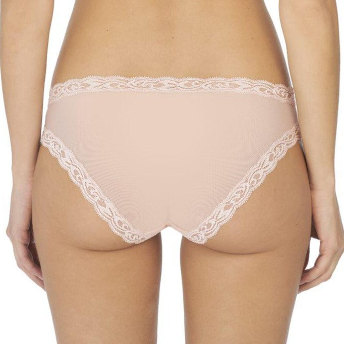 Natori 753023 Feathers Hipster Cameo Rose •	Modern low rise hipster is flattering and sexy without sacrificing coverage •	Classic Natori Feathers lace, designed to offer modesty •	Lace trim at waist and legs for comfort that doesn't dig •	Lace galloon: 90% nylon, 10% spandex / Mesh: 84% nylon, 16% lycra