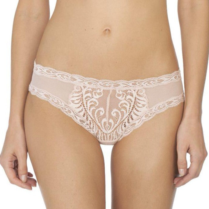 Natori 753023 Feathers Hipster Cameo Rose •	Modern low rise hipster is flattering and sexy without sacrificing coverage •	Classic Natori Feathers lace, designed to offer modesty •	Lace trim at waist and legs for comfort that doesn't dig •	Lace galloon: 90% nylon, 10% spandex / Mesh: 84% nylon, 16% lycra