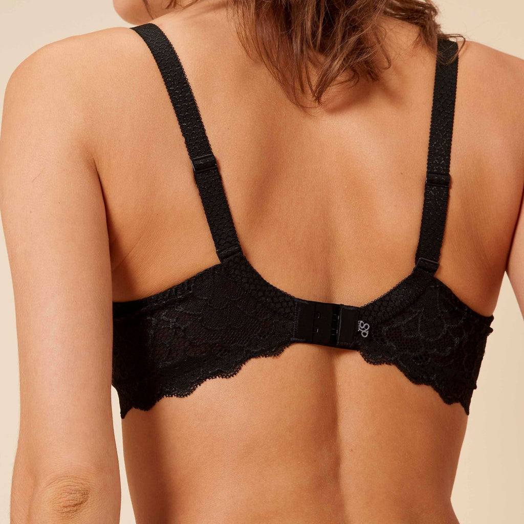 12A316 Caresse 3D Plunge Bra Black Back •	Plunge T-shirt bra with underwire •	Signature 3D spacer cups are made of breathable and lightweight foam •	Tighter knit 3D spacer minimizes show-through and supports up to G cup •	Stretch lace with scalloped trim lays flat and is invisible under clothing •	Lace has a touch of sheen for a chic finish •	Fully adjustable straps with eyelet trim prevent straps from sliding •	U-shaped ballet back keeps straps in place