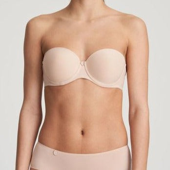 Tom strapless bra with seamless bandeau cup. The straight back has a wider elastic band that, in combination with the fabric, provides additional support. It can be worn strapless, halter neck or as a regular bra. Café Latte is a delicate neutral and a must-have in every lingerie drawer. Style: 0120828CAL 