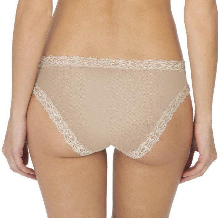 Natori 753023 Feathers Hipster Café •	Modern low rise hipster is flattering and sexy without sacrificing coverage •	Classic Natori Feathers lace, designed to offer modesty •	Lace trim at waist and legs for comfort that doesn't dig •	Lace galloon: 90% nylon, 10% spandex / Mesh: 84% nylon, 16% lycra