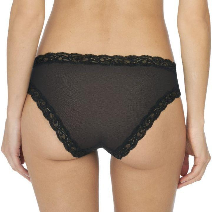 Natori 753023 Feathers Hipster Black •	Modern low rise hipster is flattering and sexy without sacrificing coverage •	Classic Natori Feathers lace, designed to offer modesty •	Lace trim at waist and legs for comfort that doesn't dig •	Lace galloon: 90% nylon, 10% spandex / Mesh: 84% nylon, 16% lycra