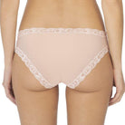 Natori 753023 Feathers Hipster Cameo Rose •	Modern low rise hipster is flattering and sexy without sacrificing coverage •	Classic Natori Feathers lace, designed to offer modesty •	Lace trim at waist and legs for comfort that doesn't dig •	Lace galloon: 90% nylon, 10% spandex / Mesh: 84% nylon, 16% lycra