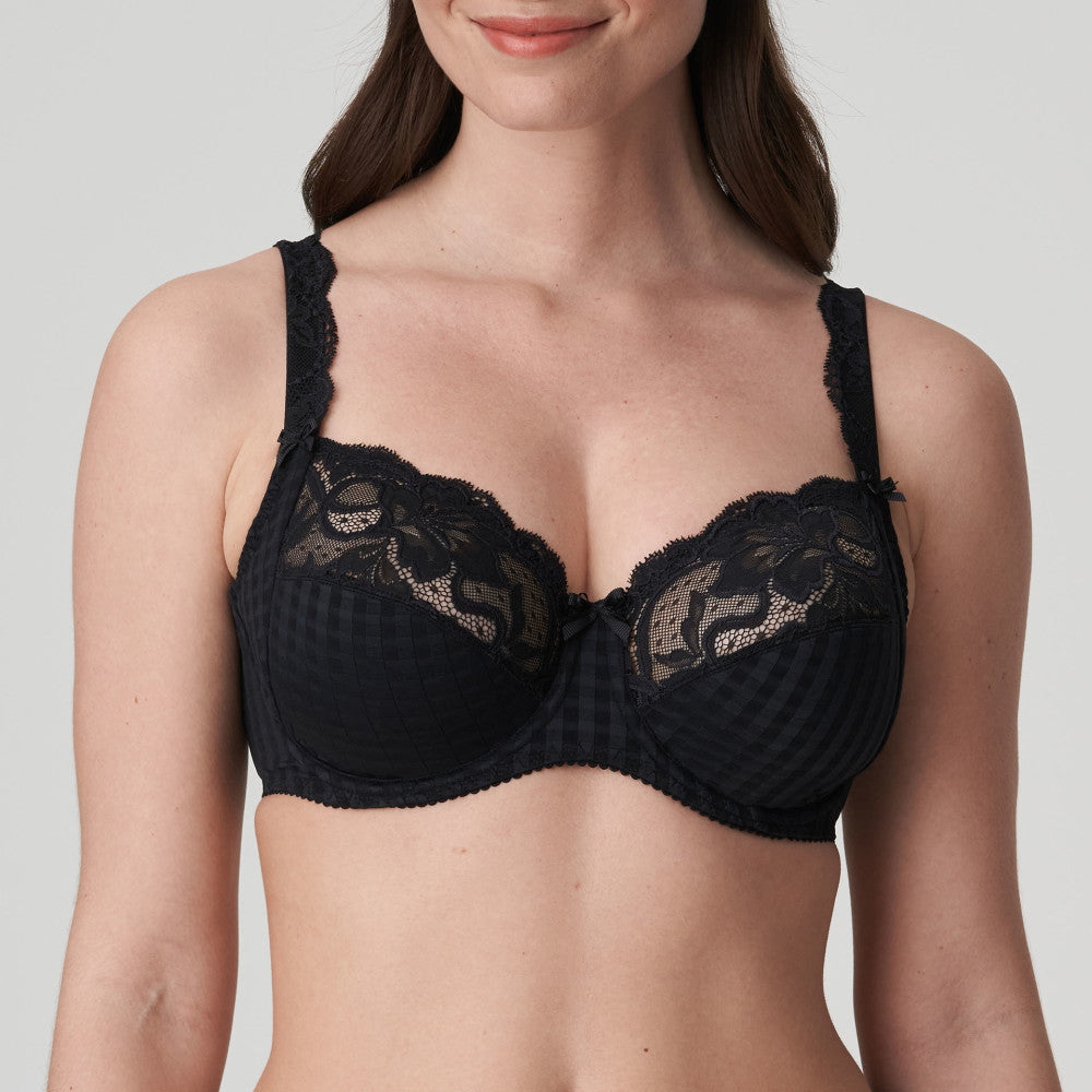 Three-piece underwire bra with trendy checks and flirty lace on the neckline and straps. Mysterious, sexy, strong: Black has it all. Style: 0162121CAL 