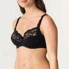 Three-piece underwire bra with trendy checks and flirty lace on the neckline and straps. Mysterious, sexy, strong: Black has it all. Style: 0162121CAL 