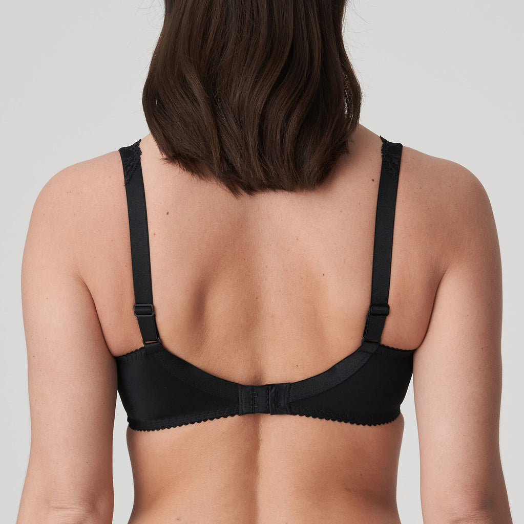 Three-piece underwire bra with trendy checks and flirty lace on the neckline and straps. Mysterious, sexy, strong: Black has it all. Style: 0162121CAL 